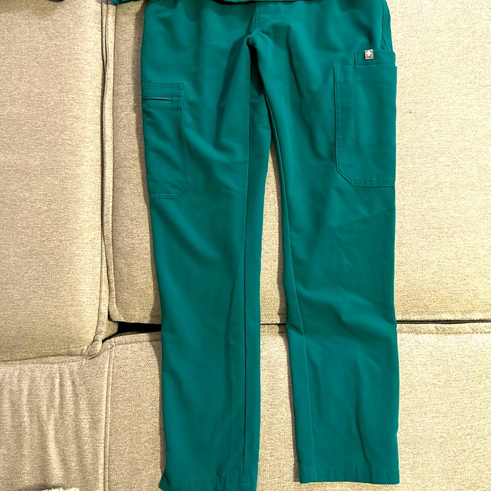 Figs Scrub Set in Hunter Green size XXS top and XXS petite pants
